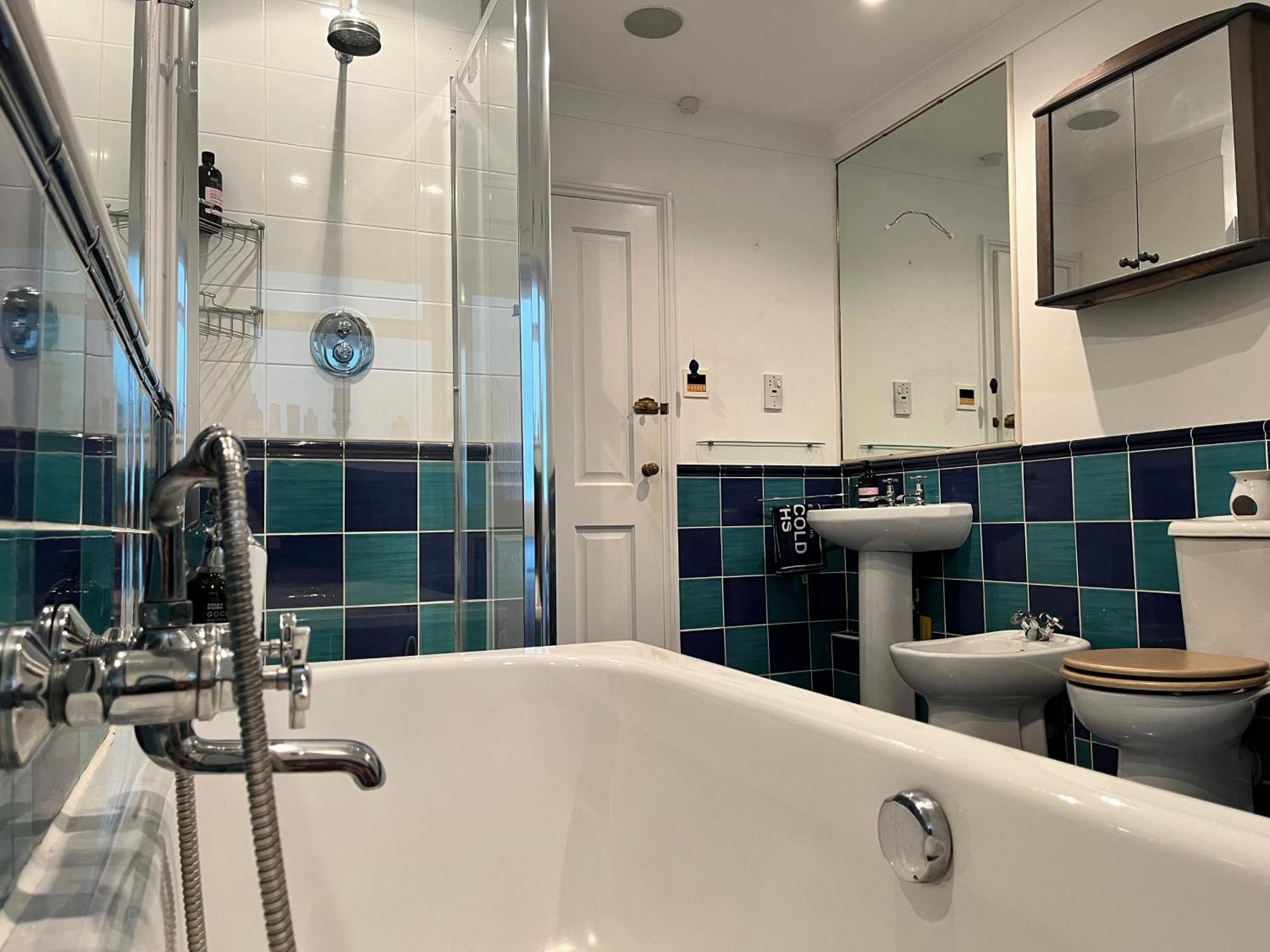 Stay At 'The Elms' In Tranquil Church Norton, Selsey - Ground Floor Bedroom, Own Private Bathroom, Quiet Beach, 2 Acre Garden By The Sea, On Edge Of Wildlife Nature Reserve Ngoại thất bức ảnh