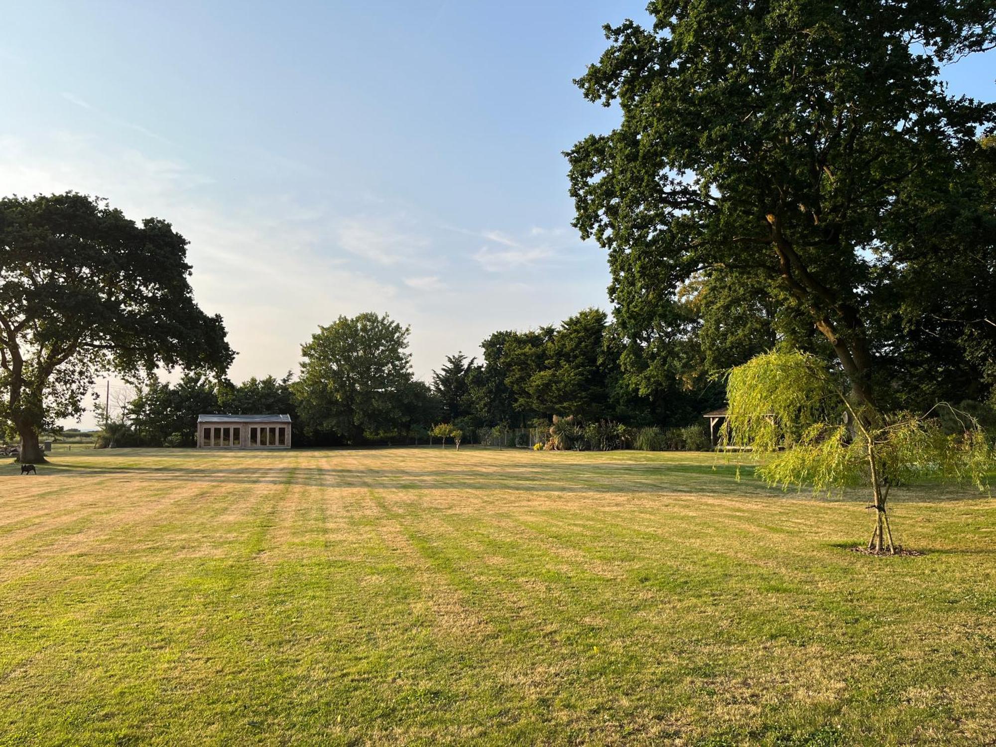 Stay At 'The Elms' In Tranquil Church Norton, Selsey - Ground Floor Bedroom, Own Private Bathroom, Quiet Beach, 2 Acre Garden By The Sea, On Edge Of Wildlife Nature Reserve Ngoại thất bức ảnh
